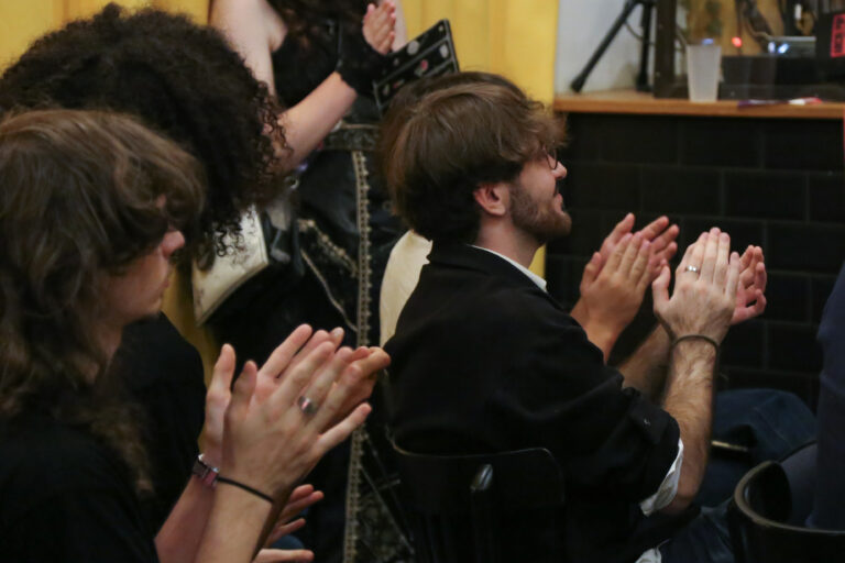 Meeting jeunes insoumis applaudissement Loïc Sipié